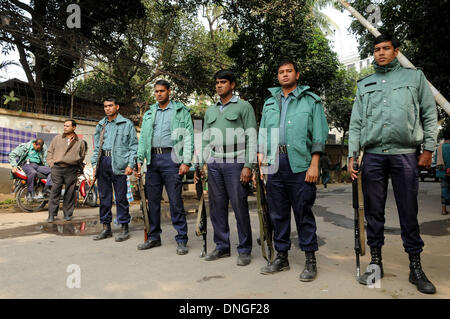 Dacca in Bangladesh. 28 dicembre, 2013. Poliziotti del Bangladesh guardia di fronte all'ex primo ministro Khaleda Zia ha la residenza in vista delle prossime elezioni a Dhaka, nel Bangladesh, Dic 28, 2013. Come il principale partito d opposizione alleanza in Bangladesh ingranaggi fino ad un 'lungo' Marzo a Dhaka in cerca di cancellazione del parlamento sondaggi slated per 5 gennaio, molti temono che la situazione nel paese potrebbe diventare molto più volatili. © Shariful Islam/Xinhua/Alamy Live News Foto Stock