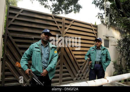 Dacca in Bangladesh. 28 dicembre, 2013. Poliziotti del Bangladesh guardia di fronte all'ex primo ministro Khaleda Zia ha la residenza in vista delle prossime elezioni a Dhaka, nel Bangladesh, Dic 28, 2013. Come il principale partito d opposizione alleanza in Bangladesh ingranaggi fino ad un 'lungo' Marzo a Dhaka in cerca di cancellazione del parlamento sondaggi slated per 5 gennaio, molti temono che la situazione nel paese potrebbe diventare molto più volatili. © Shariful Islam/Xinhua/Alamy Live News Foto Stock