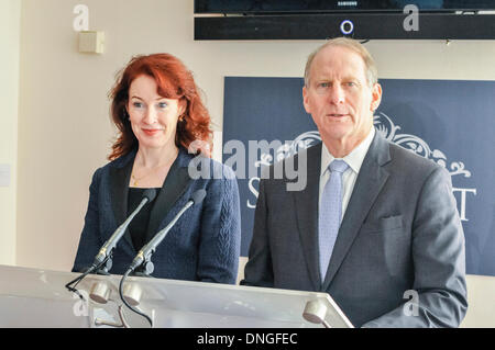 Belfast. L'Irlanda del Nord. 28 dic 2013 - US Diplomat Richard Haass e Professore Meghan O'Sullivan tornare a Belfast per colloqui sul passato, bandiere e sfilate con i partiti politici locali Credit: stephen Barnes/Alamy Live News Foto Stock