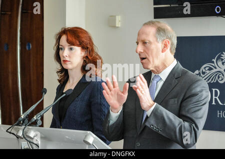 Belfast. L'Irlanda del Nord. 28 dic 2013 - US Diplomat Richard Haass e Professore Meghan O'Sullivan tornare a Belfast per colloqui sul passato, bandiere e sfilate con i partiti politici locali Credit: stephen Barnes/Alamy Live News Foto Stock