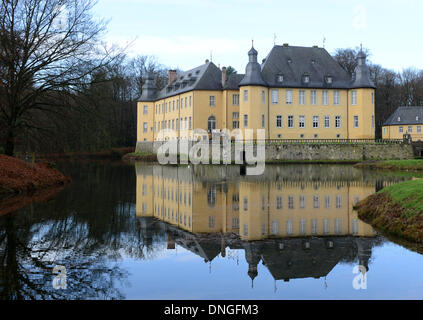 Juechen, Germania. 28 dicembre, 2013. Il castello Dyck è riflessa nel fossato del castello in Juechen, Germania, 28 dicembre 2013. Foto: Caroline Seidel/dpa/Alamy Live News Foto Stock