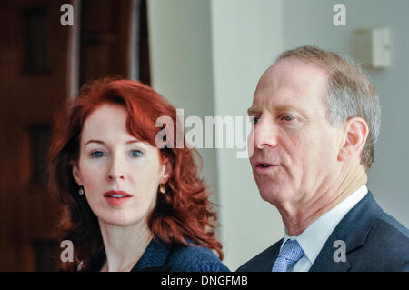 Belfast. L'Irlanda del Nord. 28 dic 2013 - US Diplomat Richard Haass e Professore Meghan O'Sullivan tornare a Belfast per colloqui sul passato, bandiere e sfilate con i partiti politici locali Credit: stephen Barnes/Alamy Live News Foto Stock