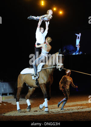 Monaco di Baviera, Germania. 27 Dic, 2013. Un volteggio equestre team esegue al 'Cavallo Classico' horse show a Monaco di Baviera, Germania, 27 dicembre 2013. La mostra sarà risiedono a Monaco di Baviera fino al 31 dicembre 2013. Foto: TOBIAS HASE/dpa/Alamy Live News Foto Stock