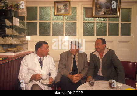 Mercato del bestiame di Banbury anni '1980 Il responsabile dell'asta del bestiame parla con gli agricoltori locali in un bar. durante una pausa nell'asta. OXFORDSHIRE UK 1989 HOMER SYKES Foto Stock