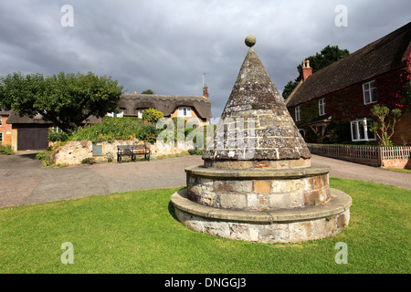 La Buttercross sul villaggio verde, Hallaton, Leicestershire County, England, Regno Unito Foto Stock