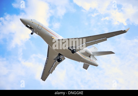 Moderno piano veloce nel cielo Foto Stock