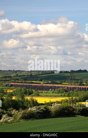 Vista estiva del Harringworth viadotto ferroviario, fiume Welland valley, Harringworth village, Northamptonshire, Inghilterra; Gran Bretagna Foto Stock