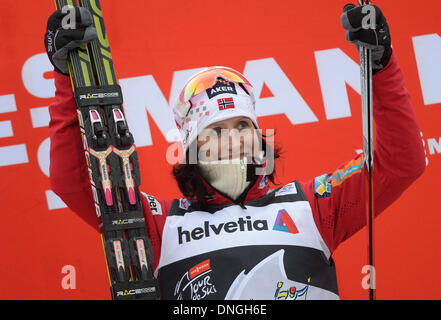 Oberhof, Germania. 28 dicembre, 2013. Norwegian fondista Marit Bjoergen prende il primo posto al Tour de Ski di Oberhof in Germania, 28 dicembre 2013. Foto: HENDRIK SCHMIDT/dpa/Alamy Live News Foto Stock