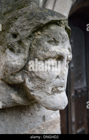 Dettagli in pietra danneggiata nella cattedrale di Lincoln, Lincolnshire, Regno Unito Foto Stock