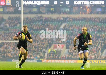 Londra, Regno Unito. 28 dicembre, 2013. Nick Evans di arlecchini corre nella prima prova durante la Aviva Premiership gioco tra arlecchini e Exeter Chiefs da Twickenham Stadium Credito: Azione Sport Plus/Alamy Live News Foto Stock