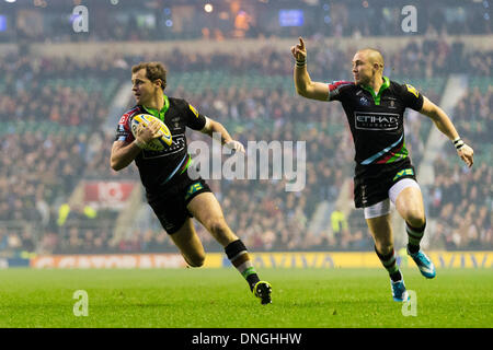 Londra, Regno Unito. 28 dicembre, 2013. Nick Evans di arlecchini corre nella prima prova durante la Aviva Premiership gioco tra arlecchini e Exeter Chiefs da Twickenham Stadium Credito: Azione Sport Plus/Alamy Live News Foto Stock