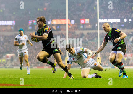 Londra, Regno Unito. 28 dicembre, 2013. Nick Evans di arlecchini corre nella prima prova durante la Aviva Premiership gioco tra arlecchini e Exeter Chiefs da Twickenham Stadium Credito: Azione Sport Plus/Alamy Live News Foto Stock