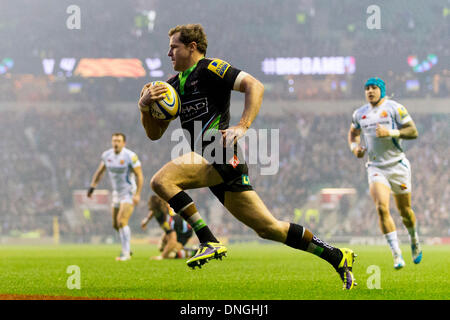 Londra, Regno Unito. 28 dicembre, 2013. Nick Evans di arlecchini corre nella prima prova durante la Aviva Premiership gioco tra arlecchini e Exeter Chiefs da Twickenham Stadium Credito: Azione Sport Plus/Alamy Live News Foto Stock