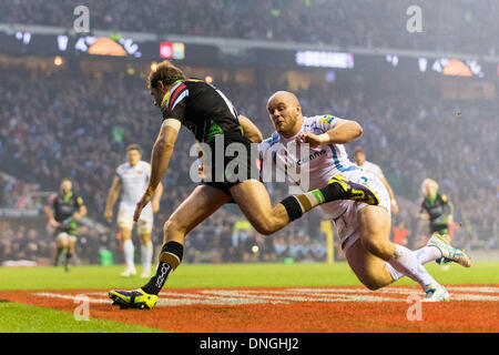 Londra, Regno Unito. 28 dicembre, 2013. Nick Evans di arlecchini corre nella prima prova nonostante il tentativo di affrontare il problema di Exeter's YEANDLE Jack durante la Aviva Premiership gioco tra arlecchini e Exeter Chiefs da Twickenham Stadium Credito: Azione Sport Plus/Alamy Live News Foto Stock