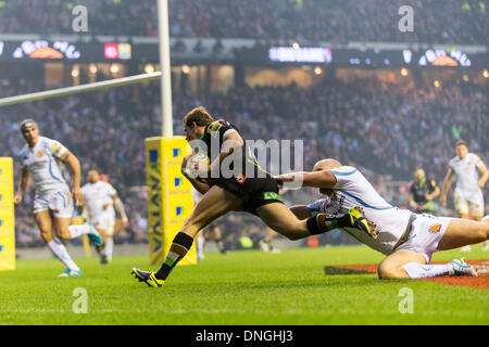 Londra, Regno Unito. 28 dicembre, 2013. Nick Evans di arlecchini corre nella prima prova nonostante il tentativo di affrontare il problema di Exeter's YEANDLE Jack durante la Aviva Premiership gioco tra arlecchini e Exeter Chiefs da Twickenham Stadium Credito: Azione Sport Plus/Alamy Live News Foto Stock