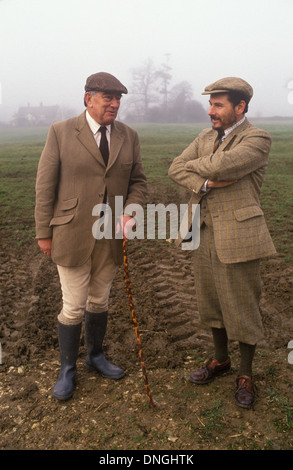 Capitano Ronnie Wallace, uomini della MFH (sinistra) che chiacchierano, indossando una giacca in tweed, oltre a quattro e cappellini in tweed piatto in occasione di un evento di campagna. Nether Worton Oxfordshire Inghilterra 1990s 1991 HOMER SYKES Foto Stock