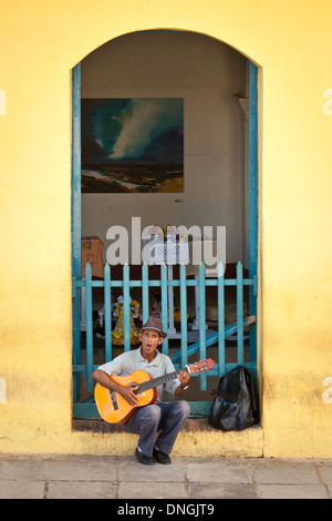 Uomo a suonare la chitarra in Trinidad, Cuba Foto Stock