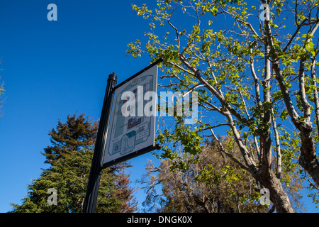 Un segno mappa presso il municipio di Monterey in California Foto Stock