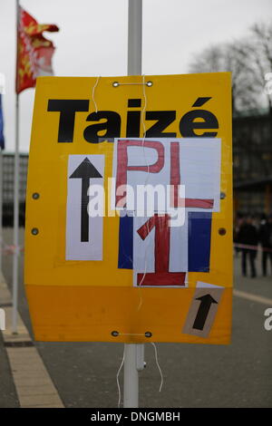 Strasburgo, Francia . 28 dicembre, 2013. 30.000 pellegrini provenienti da tutta Europa e oltre è arrivato a Strasburgo per l annuale Incontro europeo dei giovani di Taizé ecumenico comunità. L'incontro di questo anno di preghiera e di meditazione è tenuta sotto il motto "pellegrinaggio di fiducia sulla terra ".Strasburgo, Francia. Il 28 dicembre 2013. Un segno guida i pellegrini polacchi al loro punto di registrazione. Credito: Michael Debets/Alamy Live News Foto Stock