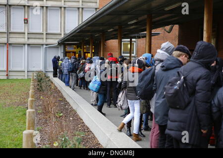 Strasburgo, Francia . 28 dicembre, 2013. 30.000 pellegrini provenienti da tutta Europa e oltre è arrivato a Strasburgo per l annuale Incontro europeo dei giovani di Taizé ecumenico comunità. L'incontro di questo anno di preghiera e di meditazione è tenuta sotto il motto "pellegrinaggio di fiducia sulla terra ".Strasburgo, Francia. Il 28 dicembre 2013. Pellegrini in coda le lunghe code per la registrazione per l'Incontro Europeo dei Giovani. Credito: Michael Debets/Alamy Live News Foto Stock