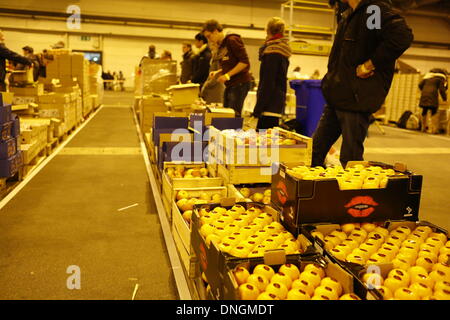 Strasburgo, Francia. Il 28 dicembre 2013. I volontari e il cibo è pronto per la distribuzione ai pellegrini. Circa 30.000 pellegrini provenienti da tutta Europa e oltre hanno assemblato a Strasburgo per l annuale Incontro Europeo dei Giovani della comunità di Taizé sotto il motto del " pellegrinaggio di fiducia sulla terra ". Credito: Michael Debets/Alamy Live News Foto Stock