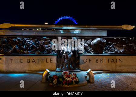 La Battaglia di Bretagna memoriale sulla Victoria Embankment di notte Foto Stock