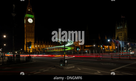 Sentieri di luce passante della Londra Case del Parlamento di notte Foto Stock