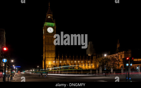 Sentieri di luce passante della Londra Case del Parlamento di notte Foto Stock