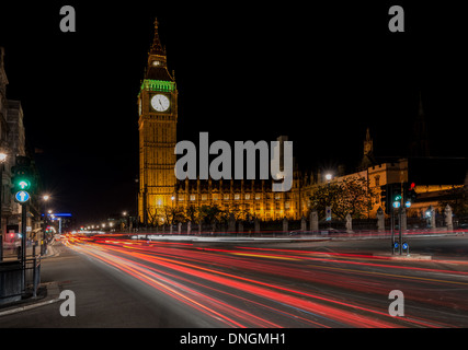 Sentieri di luce passante della Londra Case del Parlamento di notte Foto Stock