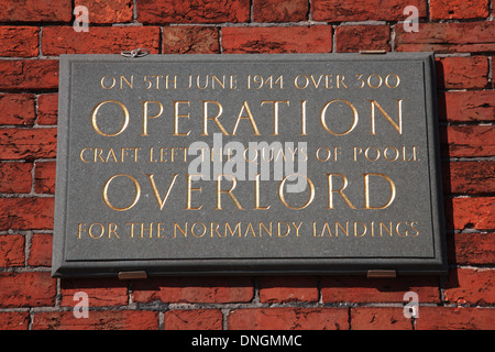 Lapide commemorativa Operation Overlord, la Vecchia Dogana, Quay, Poole, Dorset, Regno Unito Foto Stock