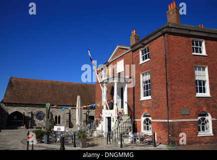 La vecchia casa doganale che mostra la placca commemorativa Operation Overlord, Quay, Poole, Dorset, Regno Unito Foto Stock