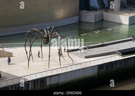 Bilbao ragno chiamato scultura Maman di Louise Bourgeois Museo Guggenheim, Paesi Baschi, distretto di Vizcaya, Spagna settentrionale Foto Stock