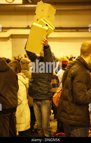 Strasburgo, Francia. Il 28 dicembre 2013. Un volontario rimuove la spazzatura da linee di distribuzione. Circa 30.000 pellegrini provenienti da tutta Europa e oltre hanno assemblato a Strasburgo per l annuale Incontro Europeo dei Giovani della comunità di Taizé sotto il motto del " pellegrinaggio di fiducia sulla terra ". Credito: Michael Debets/Alamy Live News Foto Stock