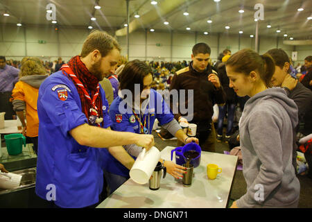 Strasburgo, Francia. Il 28 dicembre 2013. Due scout servire tè ai pellegrini. Circa 30.000 pellegrini provenienti da tutta Europa e oltre hanno assemblato a Strasburgo per l annuale Incontro Europeo dei Giovani della comunità di Taizé sotto il motto del " pellegrinaggio di fiducia sulla terra ". Credito: Michael Debets/Alamy Live News Foto Stock