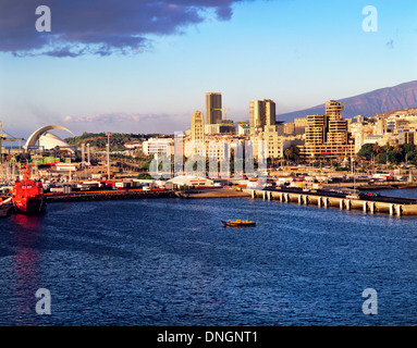 Vista del porto di Tenerife che mostra Santiago Calatrava Teatro dell'opera in background, Santa Cruz de Tenerife, Tenerife, Spagna Foto Stock