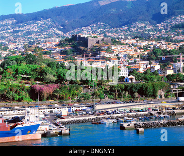 Vista di Funchal che mostra la porta e cityscape, Funchal, Madeira, Portogallo Foto Stock