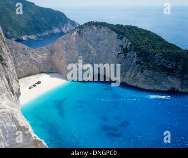 Vista aerea della spiaggia di Navagio e naufragio della nave di Panagiotis a 'Smugglers Cove' sulla costa di Zante nelle isole Ionie Foto Stock