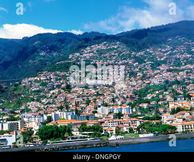 Vista di Funchal mostra cityscape, Funchal, Madeira, Portogallo Foto Stock