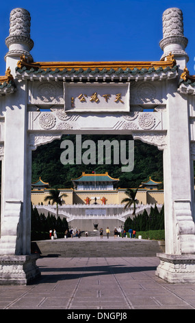 Ingresso al Museo del Palazzo Nazionale, situato dentro la Città Proibita complessa, Citta' di Taipei, Taiwan Foto Stock