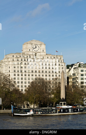 Shell Mex House a 80 Strand e l antico obelisco egiziano Cleopatra Needle sulla Victoria Embankment, Londra, Inghilterra Foto Stock