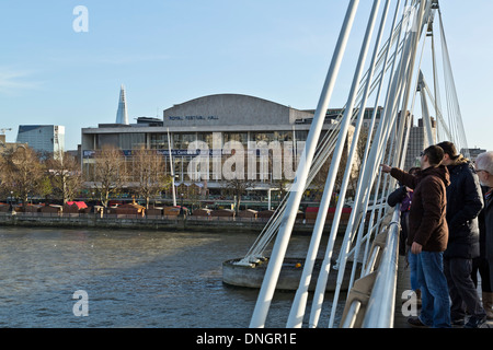 Una vista da Hungerford Bridge del Royal Festival Hall Southbank Centre di Londra, Inghilterra Foto Stock