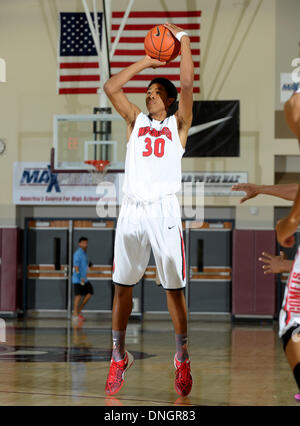 Rancho Mirage, California, Stati Uniti d'America. 28 dicembre, 2013. Dicembre 28, 2013 Rancho Mirage, CA. Westchester comete Elia Stewart #30 scatta una jump shot in vacanza MaxPreps classico gioco di basket tra il Westchester comete e la capitale Cougars cristiana a Rancho Mirage di alta scuola in Rancho Mirage, CA. Capitale sconfitta cristiana Westchester 47-43 per avanzare alla vacanza MaxPreps Classic Invitational Divisione Campionato di gioco. David cofano/CSM. © csm/Alamy Live News Foto Stock