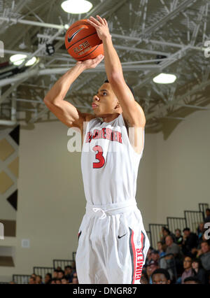 Rancho Mirage, California, Stati Uniti d'America. 28 dicembre, 2013. Dicembre 28, 2013 Rancho Mirage, CA. Westchester comete Layon Gooden #3 germogli un jump shot in vacanza MaxPreps classico gioco di basket tra il Westchester comete e la capitale Cougars cristiana a Rancho Mirage di alta scuola in Rancho Mirage, CA. Capitale sconfitta cristiana Westchester 47-43 per avanzare alla vacanza MaxPreps Classic Invitational Divisione Campionato di gioco. David cofano/CSM. © csm/Alamy Live News Foto Stock