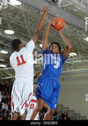 Rancho Mirage, California, Stati Uniti d'America. 28 dicembre, 2013. Dicembre 28, 2013 Rancho Mirage, CA. Capitale Uchenna cristiana Iroegbu #3 va per un lay up passato Westchester comete Cameron giovani #11 in vacanza MaxPreps classico gioco di basket tra il Westchester comete e la capitale Cougars cristiana a Rancho Mirage di alta scuola in Rancho Mirage, CA. Capitale sconfitta cristiana Westchester 47-43 per avanzare alla vacanza MaxPreps Classic Invitational Divisione Campionato di gioco. David cofano/CSM. © csm/Alamy Live News Foto Stock