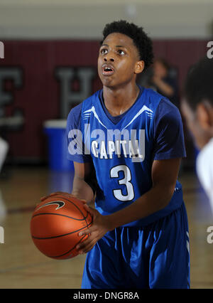 Rancho Mirage, California, Stati Uniti d'America. 28 dicembre, 2013. Dicembre 28, 2013 Rancho Mirage, CA. Capitale Uchenna cristiana Iroegbu #3 si prepara a sparare un tiro libero in vacanza MaxPreps classico gioco di basket tra il Westchester comete e la capitale Cougars cristiana a Rancho Mirage di alta scuola in Rancho Mirage, CA. Capitale sconfitta cristiana Westchester 47-43 per avanzare alla vacanza MaxPreps Classic Invitational Divisione Campionato di gioco. David cofano/CSM. © csm/Alamy Live News Foto Stock