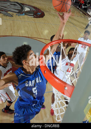 Rancho Mirage, California, Stati Uniti d'America. 28 dicembre, 2013. Dicembre 28, 2013 Rancho Mirage, CA. Capitale Christian D.J. Wilson n. 5 va per un rimbalzo va per un lay up passato Westchester comete Cameron giovani #11 in vacanza MaxPreps classico gioco di basket tra il Westchester comete e la capitale Cougars cristiana a Rancho Mirage di alta scuola in Rancho Mirage, CA. David cofano/CSM. © csm/Alamy Live News Foto Stock