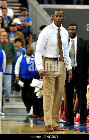 Los Angeles, CA, Stati Uniti d'America. 28 dicembre, 2013. Alabama Crimson Tide head coach Anthony concedere durante il college basketball gioco tra l'Alabama Crimson Tide e la UCLA Bruins al Pauley Pavilion di Los Angeles, California.La UCLA Bruins sconfiggere l'Alabama Crimson Tide 75-67.Louis Lopez/CSM/Alamy Live News Foto Stock