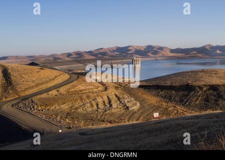 Los Banos, CA, Stati Uniti d'America. 28 dicembre, 2013. Una vista di San Luis diga del serbatoio da Romero Visitor Center lungo l'autostrada 152 è molto più visibile con i livelli dell'acqua ben al di sotto del normale. Con la mancanza di pioggia e neve nel nord della California area diversi dei serbatoi sono vedere registrare i minimi del livello dell'acqua. San Luis serbatoio è uno di quelli che è scesa a livelli record. Come di notizie di agosto 2013 era al 17% della capacità. Credito: Marty Bicek/ZUMAPRESS.com/Alamy Live News Foto Stock