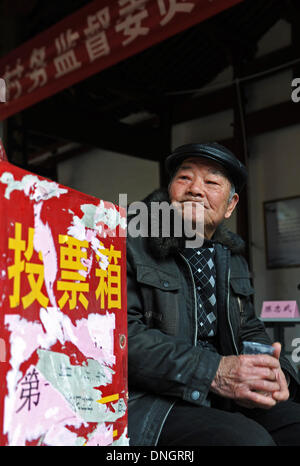 Wuyi, cinese della Provincia di Zhejiang. 29 Dic, 2013. Hong Zuoyun, un 85-anno-vecchio abitante, attende i risultati di elezione di un nuovo comitato di vigilanza su affari di villaggio in villaggio Houchen in Wuyi County, est della Cina di Provincia dello Zhejiang, Dic 28, 2013. Trentasei rappresentanti degli abitanti locali eletto il nuovo comitato di vigilanza, che aiuterebbe gli abitanti di un villaggio di supervisionare la gestione degli affari pubblici, come ad esempio le spese finanziarie e i progetti di costruzione. Il sistema è iniziata nel 2004. Credito: Tan Jin/Xinhua/Alamy Live News Foto Stock