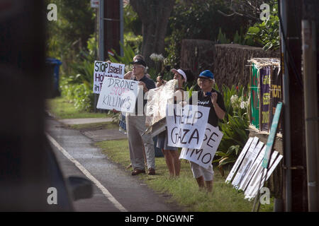 Kailua, Hawaii, Stati Uniti d'America. 28 dicembre, 2013. Le persone sono visibili segni di contenimento al di fuori del luogo Kailuana come presidente degli Stati Uniti Barack Obama per il giro della Papamobile ritorna alla sua vacanza composto da Marine Corps base Hawaii in Kailua, Hawaii, USA, 28 dicembre 2013. La prima famiglia è in vacanza alle Hawaii per le vacanze invernali. Credito: Kent Nishimura / Pool via CNP/dpa/Alamy Live News Foto Stock